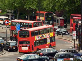 Een dubbeldekkerbus in Londen